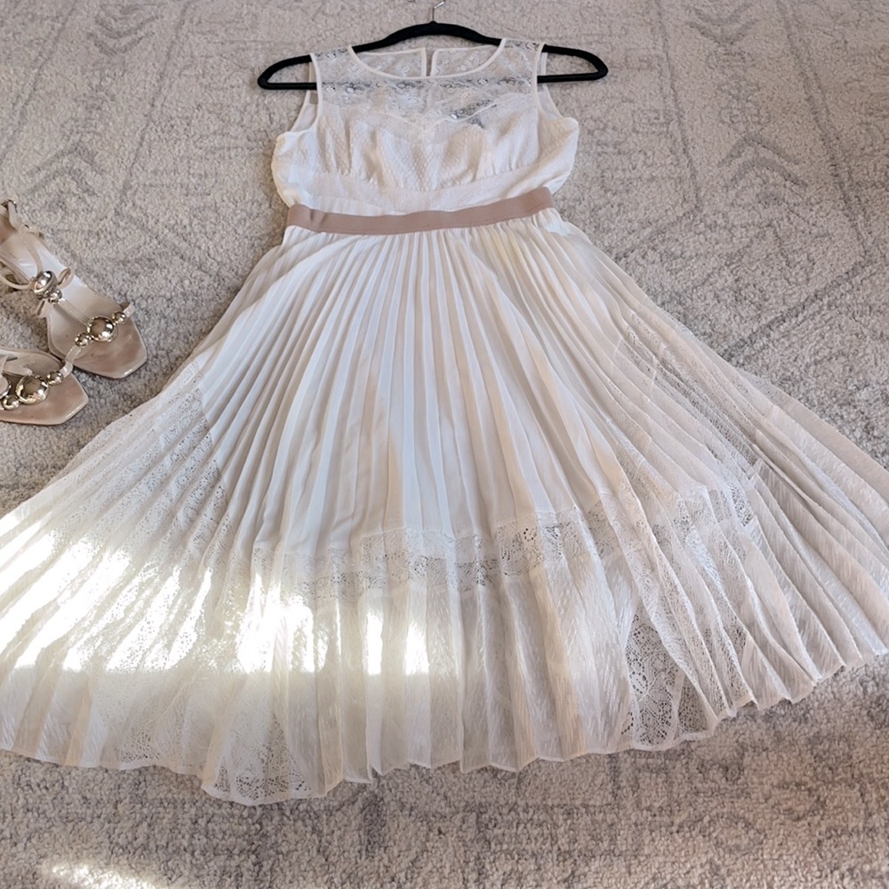 BCBG white dress with lace detail size 0 - Picture 7 of 14